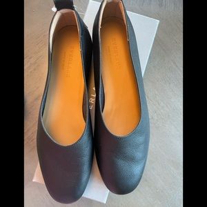 Everlane the Italian leather day glove shoes in size 7. Black. EUC